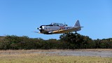 Avion passage basse altitude Nouvelle-Calédonie T-6 “Harvard” Mk VI immatriculé F-AZQK aérodrome de Poé train atterrisage piste