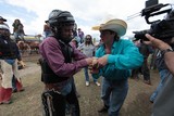 Bull rider en cours de préparation foire de koumac professionel Australien chapeau de cowboy
