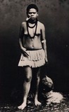 Jeune indigene Tapa vetement collier poils de rousette Nouvelle-Calédonie collier en cordelette de poils de roussette ayant une valeur magique