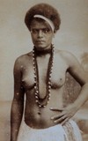 Femme kanak indigene Nouvelle-Calédonie photographie ancienne Allan Hughan Centre culturel Tjibaou Nouméa