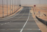 Route dans le désert Soleil Chaleur température Abu Dhabi Emirats Arabes Unis