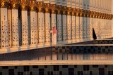 Bassin et colonnes mosquée Sheikh Zayed Abou Dabi Émirats Arabes Unis