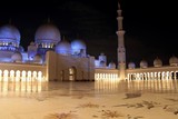La nuit un système d'éclairage unique reflète les phases de la lune mosquée Sheikh Zayed Abou Dabi Émirats Arabes Unis 
