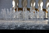 Jet d'eau bassin mosquée Sheikh Zayed Abou Dabi Émirats Arabes Unis
