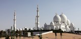 Sheikh Zayed bin sultant al nahyan mosque Abu Dhabi vue extérieure ciel clair dome blanc brillant au soleil du désert
