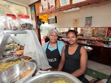 Fidji famille indienne qui cuisine dans un petit restaurant portrait habitant Fidji
