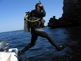 Plongée sous-marine saut droit ou pas de géant mise à l'eau plongeur