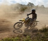 Motocross Nouvelle-Calédonie Technique prise de virage circuit en terre de Téné Bourail