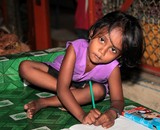 Petite fille indien dessinant sur un cahier little Indian girl drawing on a paper market sigatoka Fiji