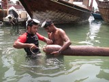 Deux plongeurs réparent un bateau en bois Dibha Oman Travaux sous-marin