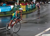 Rouler à vélo sous la pluie cyclisme au féminin course de triathlon velo cannondale canondale bike helmet